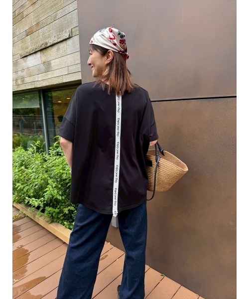 Day and Grade(デイアンドグレイド)の「【前田ゆかセレクト】バッグロゴTシャツ(Tシャツ/カットソー・レディース・ホワイト/ブラック・FREE)」の2枚目の写真