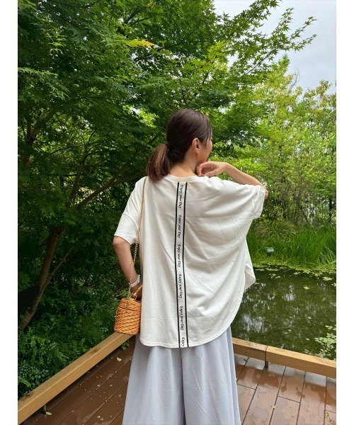 Day and Grade(デイアンドグレイド)の「【前田ゆかセレクト】バッグロゴTシャツ(Tシャツ/カットソー・レディース・ホワイト/ブラック・FREE)」の3枚目の写真