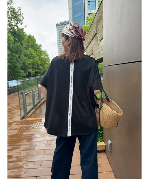 Day and Grade(デイアンドグレイド)の「【前田ゆかセレクト】バッグロゴTシャツ(Tシャツ/カットソー・レディース・ホワイト/ブラック・FREE)」の12枚目の写真