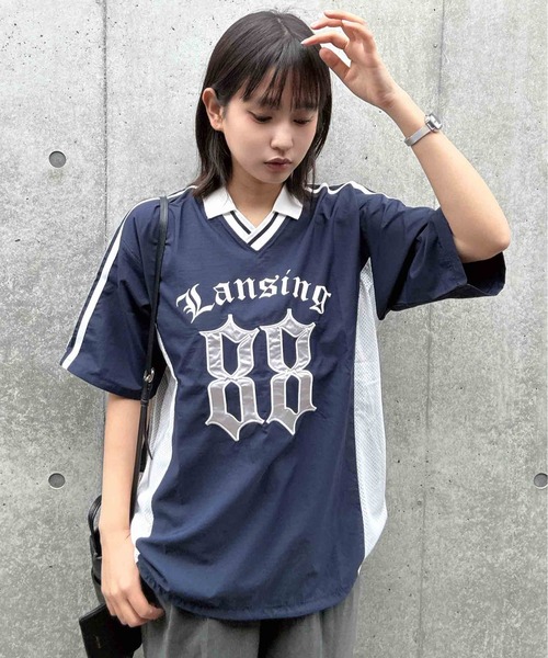 AS KNOW AS plus(アズノゥアズプラス)の「●ロゴ刺繍 衿付ナイロン半袖プルオーバー(Tシャツ/カットソー・レディース・ネイビー/オフホワイト/チャコールグレー/ネイビー系/ブラック系/ホワイト系・FREE)」の6枚目の写真