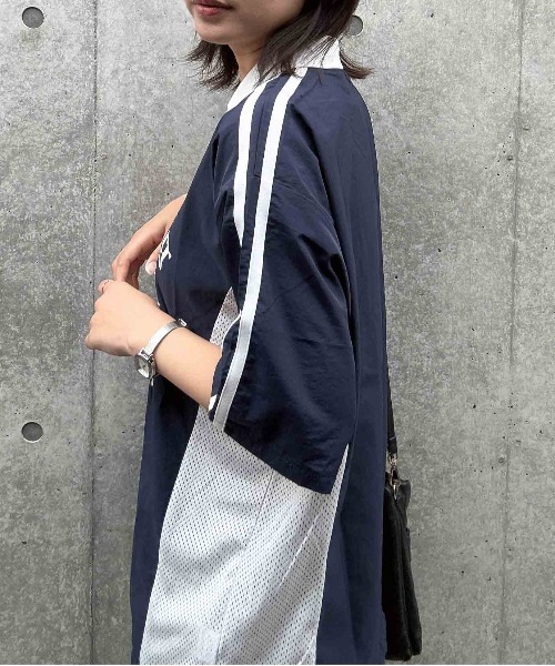 AS KNOW AS plus(アズノゥアズプラス)の「●ロゴ刺繍 衿付ナイロン半袖プルオーバー(Tシャツ/カットソー・レディース・ネイビー/オフホワイト/チャコールグレー/ネイビー系/ブラック系/ホワイト系・FREE)」の16枚目の写真