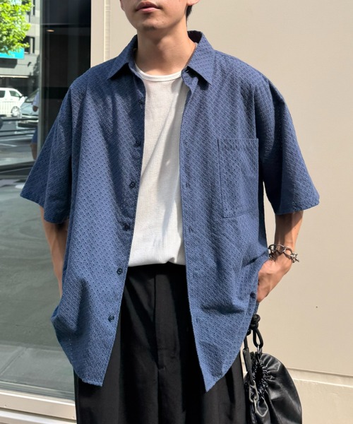 CIAOPANIC TYPY(チャオパニックティピー)の「【通気性◎】ユニセックスジャガード刺繍レースシャツ(シャツ/ブラウス・メンズ・ネイビー/オフホワイト/チャコールグレー・MEDIUM/LARGE)」の3枚目の写真