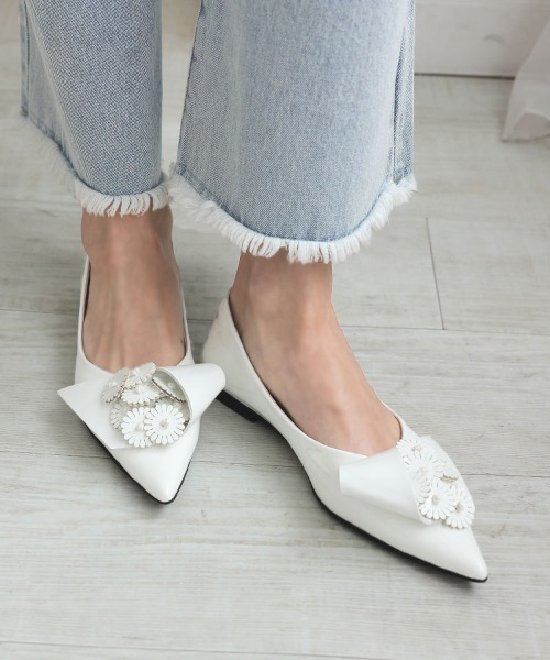 DONOBAN（ドノバン）の「フラワーパンプス（パンプス・レディース・ホワイト/ブラック・22.5cm/23cm/23.5cm/24cm/24.5cm）」の2枚目の写真