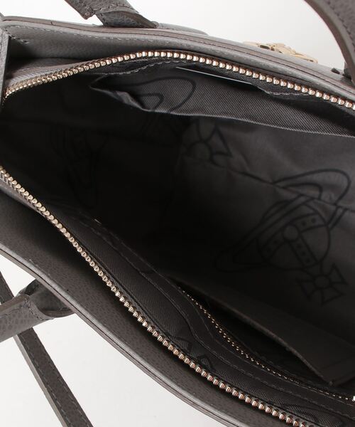 Vivienne Westwood（ヴィヴィアンウエストウッド）の「EXECUTIVE LEATHER TOTE M（トートバッグ・メンズ・グレー/ブラック・FREE）」の5枚目の写真