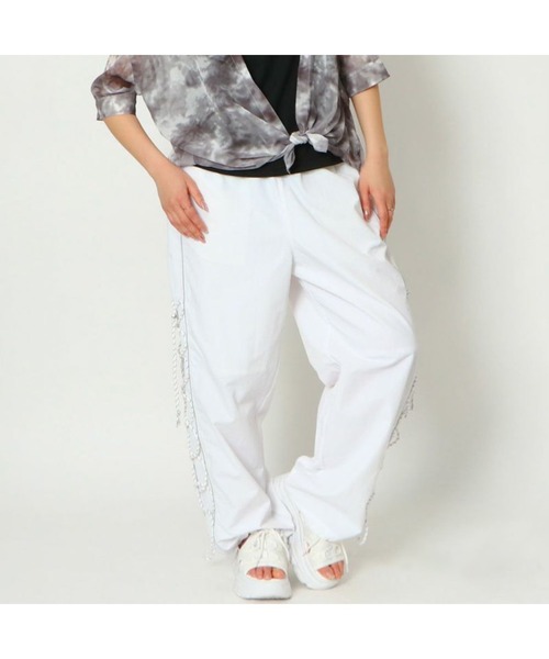 GORGE(ゴージ)の「《レースアップ×裾ドローコード》レディース ワイドカーゴパンツ サイドデザイン 春夏秋(カーゴパンツ・レディース・ホワイト/ブラック・F)」の1枚目の写真