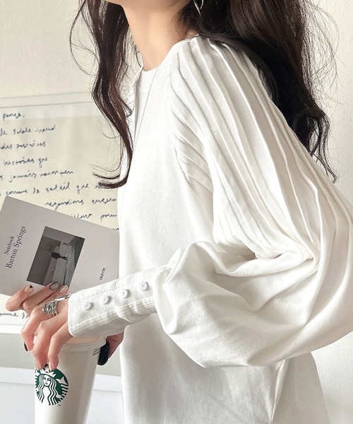 classicalelf(クラシカルエルフ)の「カジュアルな中にも上品さを。綿100%袖山タックラグラン長袖Tシャツ(Tシャツ/カットソー・レディース・ネイビー/ホワイト/ブラック/アイボリー/グレイッシュベージュ・LARGE/MEDIUM/SMALL/X-LARGE)」の1枚目の写真