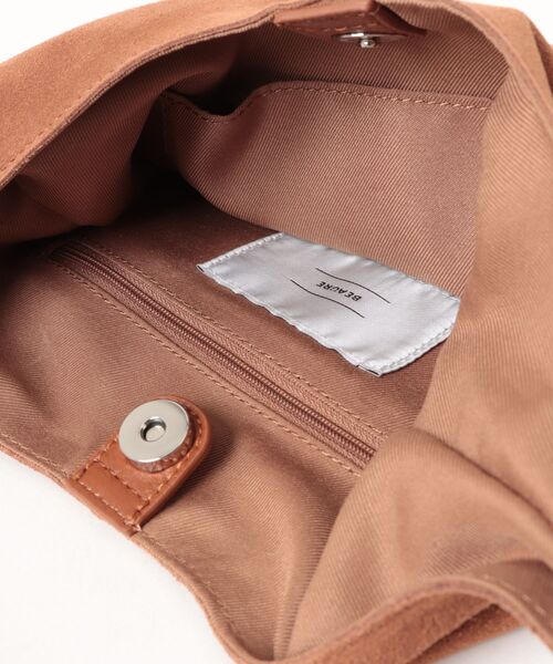 Beau're(ヴュレ)の「BEAURE Suede Vertical ショルダー Bag(ショルダーバッグ・レディース・パープル系その他/キャメル/グリーン系その他・FREE)」の4枚目の写真