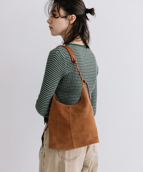 Beau're(ヴュレ)の「BEAURE Suede Vertical ショルダー Bag(ショルダーバッグ・レディース・パープル系その他/キャメル/グリーン系その他・FREE)」の3枚目の写真