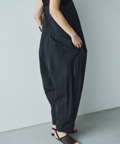 Libra Cue(リブラ キュー)の「バレルシルエットオールインワン(サロペット/オーバーオール・レディース・ベージュ/ブラック・FREE)」の5枚目の写真