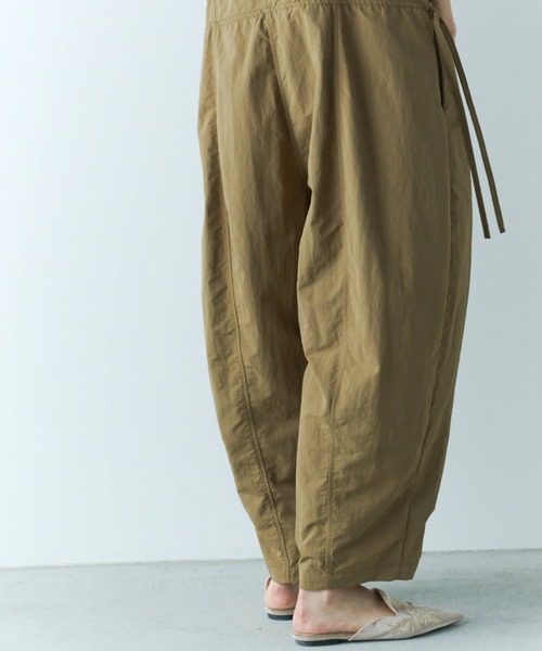 Libra Cue(リブラ キュー)の「バレルシルエットオールインワン(サロペット/オーバーオール・レディース・ベージュ/ブラック・FREE)」の10枚目の写真