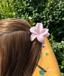 Loco Ocean（ロコオーシャン）の「【4色展開】くすみカラー プルメリア風ヘアクリップ（バレッタ/ヘアクリップ）」