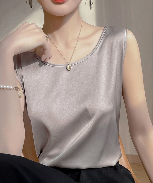 DAY CLOSET(デイ クローゼット)の「【大きいサイズ有】光沢の煌めき纏う。きれいめ サテン風 タンクトップ レディース(タンクトップ・レディース・ピンク/グレイッシュベージュ/ブラック/サックスブルー/ホワイト/ベージュ/グリーン系その他・XL/S/M/L)」の9枚目の写真
