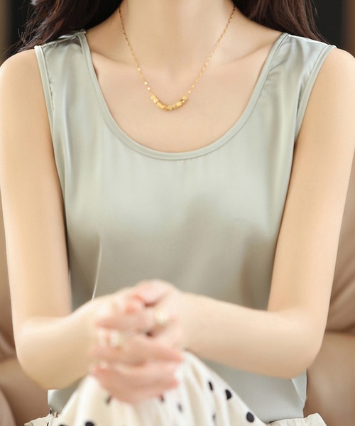 DAY CLOSET(デイ クローゼット)の「【大きいサイズ有】光沢の煌めき纏う。きれいめ サテン風 タンクトップ レディース(タンクトップ・レディース・ピンク/グレイッシュベージュ/ブラック/サックスブルー/ホワイト/ベージュ/グリーン系その他・XL/S/M/L)」の8枚目の写真