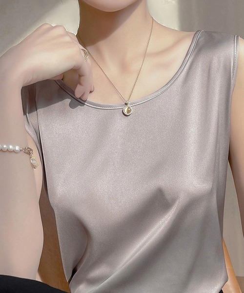 DAY CLOSET(デイ クローゼット)の「【大きいサイズ有】光沢の煌めき纏う。きれいめ サテン風 タンクトップ レディース(タンクトップ・レディース・ピンク/グレイッシュベージュ/ブラック/サックスブルー/ホワイト/ベージュ/グリーン系その他・XL/S/M/L)」の18枚目の写真