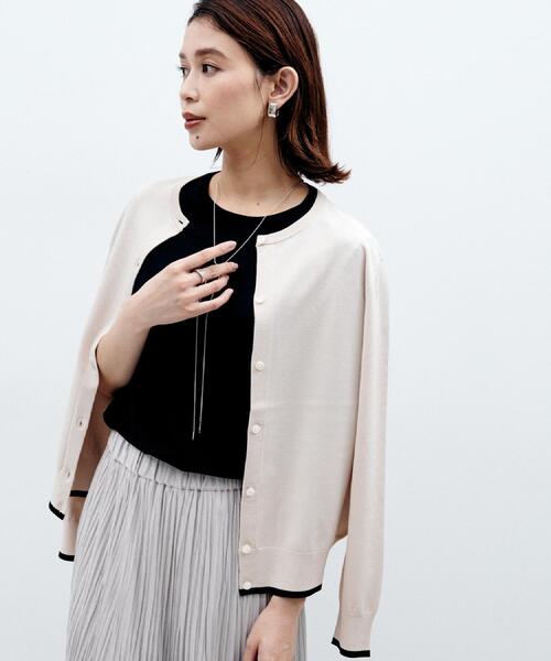 UNTITLED（アンタイトル）の「【朝晩の羽織に/アンサンブル可/薄手】ベーシッククルーネックカーディガン（カーディガン/ボレロ・レディース・ベージュ系4/ブルー系その他/ブラック系4/アイボリー系4/レッド系1・48/44/04/02/00）」の3枚目の写真