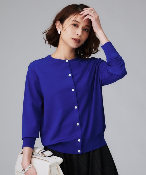 UNTITLED（アンタイトル）の「【朝晩の羽織に/アンサンブル可/薄手】ベーシッククルーネックカーディガン（カーディガン/ボレロ・レディース・ベージュ系4/ブルー系その他/ブラック系4/アイボリー系4/レッド系1・48/44/04/02/00）」の5枚目の写真