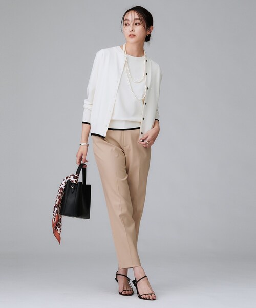 UNTITLED（アンタイトル）の「【朝晩の羽織に/アンサンブル可/薄手】ベーシッククルーネックカーディガン（カーディガン/ボレロ・レディース・ベージュ系4/ブルー系その他/ブラック系4/アイボリー系4/レッド系1・48/44/04/02/00）」の6枚目の写真