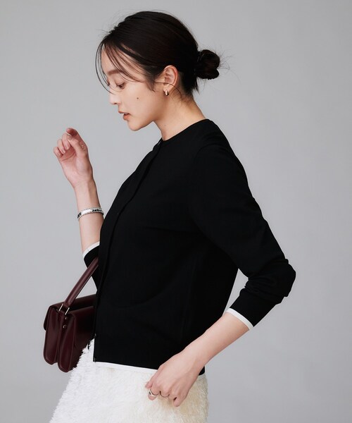 UNTITLED（アンタイトル）の「【朝晩の羽織に/アンサンブル可/薄手】ベーシッククルーネックカーディガン（カーディガン/ボレロ・レディース・ベージュ系4/ブルー系その他/ブラック系4/アイボリー系4/レッド系1・48/44/04/02/00）」の10枚目の写真