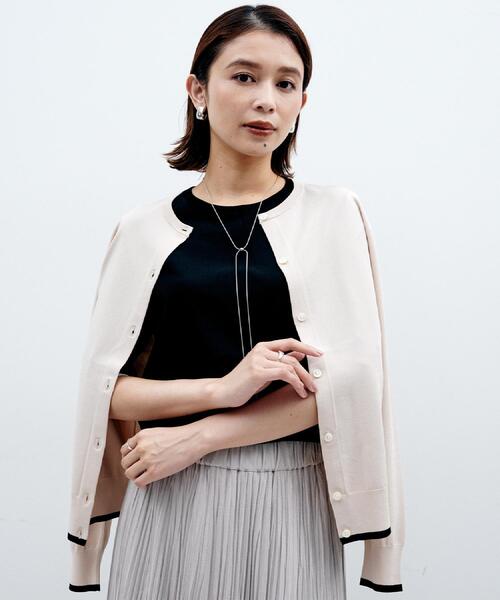 UNTITLED（アンタイトル）の「【朝晩の羽織に/アンサンブル可/薄手】ベーシッククルーネックカーディガン（カーディガン/ボレロ・レディース・ベージュ系4/ブルー系その他/ブラック系4/アイボリー系4/レッド系1・48/44/04/02/00）」の16枚目の写真