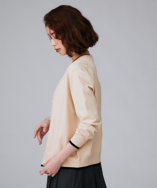 UNTITLED（アンタイトル）の「【朝晩の羽織に/アンサンブル可/薄手】ベーシッククルーネックカーディガン（カーディガン/ボレロ・レディース・ベージュ系4/ブルー系その他/ブラック系4/アイボリー系4/レッド系1・48/44/04/02/00）」の18枚目の写真
