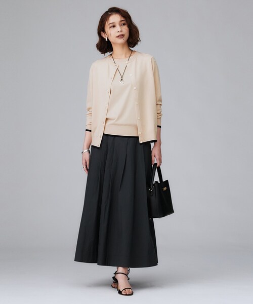 UNTITLED（アンタイトル）の「【朝晩の羽織に/アンサンブル可/薄手】ベーシッククルーネックカーディガン（カーディガン/ボレロ・レディース・ベージュ系4/ブルー系その他/ブラック系4/アイボリー系4/レッド系1・48/44/04/02/00）」の19枚目の写真