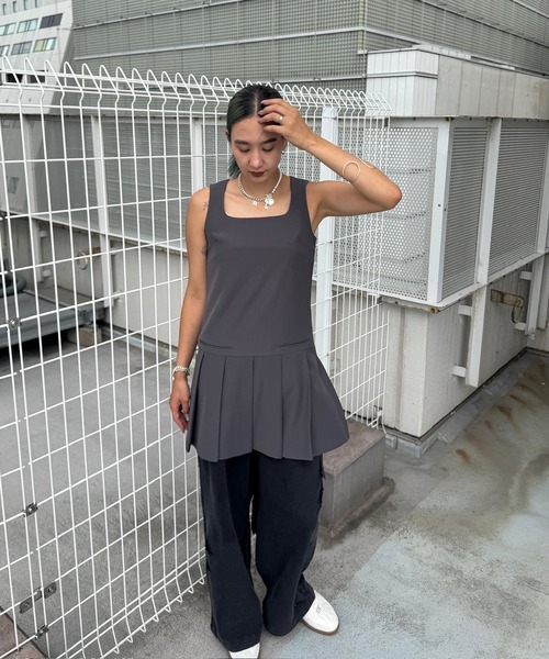 Ameri（アメリ）の「SQUARE NECK LADY LIKE PLEATS TOP（その他トップス・レディース・ブラウン/グレー/ブラック・SMALL/MEDIUM）」の9枚目の写真