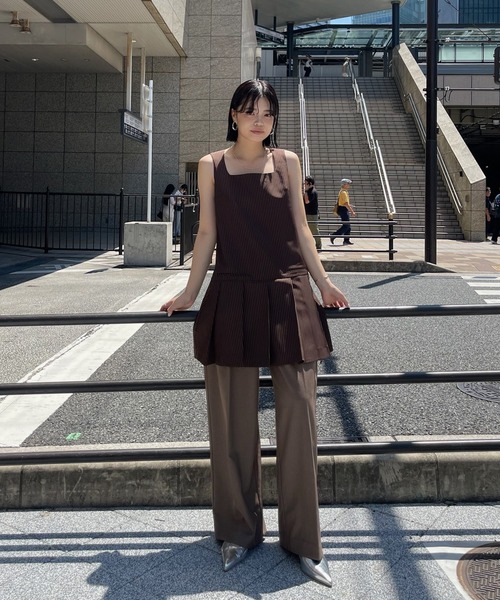 Ameri（アメリ）の「SQUARE NECK LADY LIKE PLEATS TOP（その他トップス・レディース・ブラウン/グレー/ブラック・SMALL/MEDIUM）」の17枚目の写真