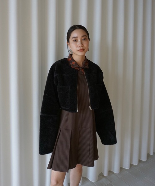 【新品・未使用】SQUARE NECK LADY LIKE PLEATS TOP SQUARE NECK LADY LIKE PLEATS TOP