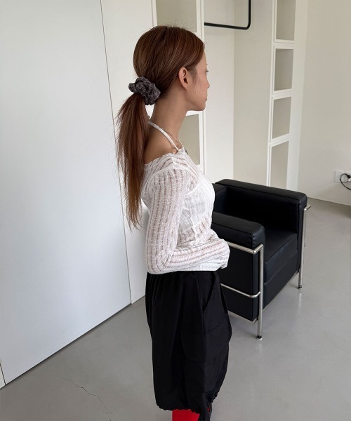 4INT.（フォイント）の「バックリボン レイヤード オフショルダー シースルー 長袖 ダメージ サマーニット（ニット/セーター・レディース・ホワイト/ブラック/カーキ/グレー・FREE）」の5枚目の写真