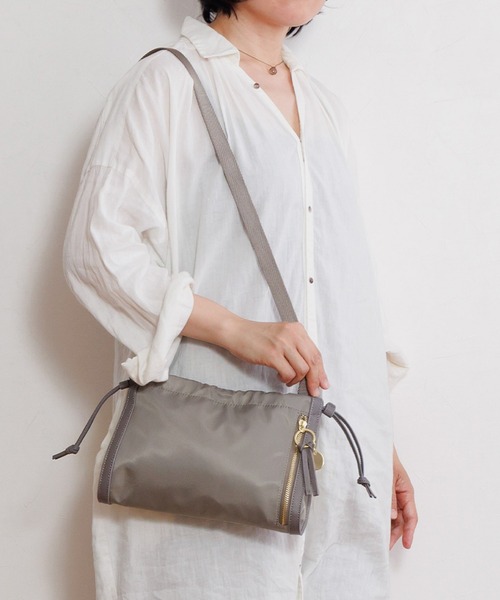 ace.（エース）の「【HAyUコラボ】 ショルダーバッグ ユッカ 17831（ショルダーバッグ・レディース・ブラック/グレイッシュベージュ/チャコール・FREE）」の3枚目の写真