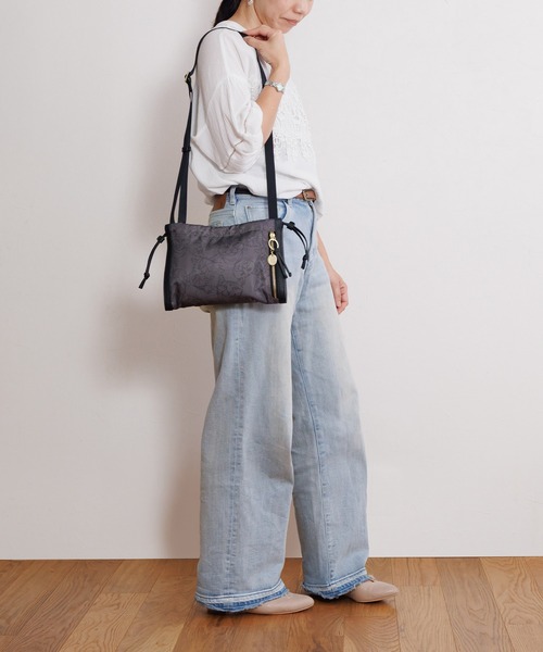 ace.（エース）の「【HAyUコラボ】 ショルダーバッグ ユッカ 17831（ショルダーバッグ・レディース・ブラック/グレイッシュベージュ/チャコール・FREE）」の4枚目の写真