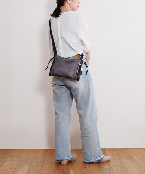 ace.（エース）の「【HAyUコラボ】 ショルダーバッグ ユッカ 17831（ショルダーバッグ・レディース・ブラック/グレイッシュベージュ/チャコール・FREE）」の13枚目の写真