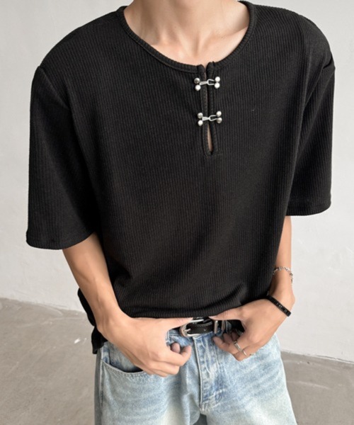 NOWLE(ノウル)の「【NOWLE】メタルホック キーネック リブ Tシャツ(Tシャツ/カットソー・メンズ・グレー/ブラック・MEDIUM/LARGE/X-LARGE)」の2枚目の写真