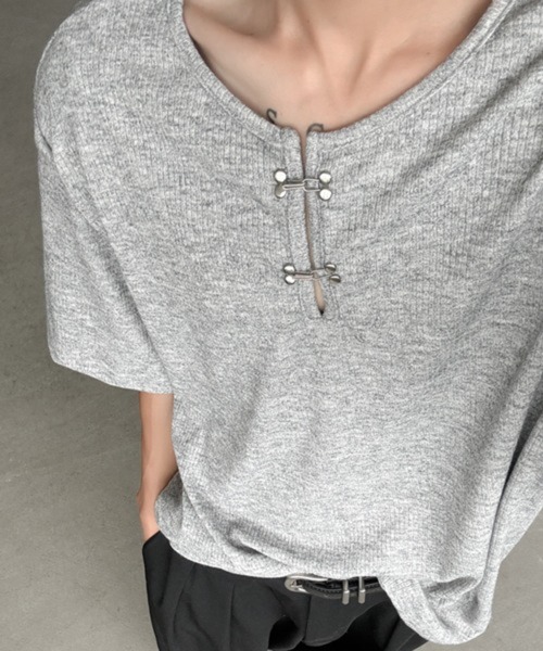 NOWLE(ノウル)の「【NOWLE】メタルホック キーネック リブ Tシャツ(Tシャツ/カットソー・メンズ・グレー/ブラック・MEDIUM/LARGE/X-LARGE)」の4枚目の写真