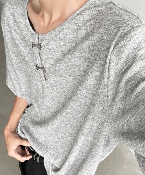 NOWLE(ノウル)の「【NOWLE】メタルホック キーネック リブ Tシャツ(Tシャツ/カットソー・メンズ・グレー/ブラック・MEDIUM/LARGE/X-LARGE)」の5枚目の写真