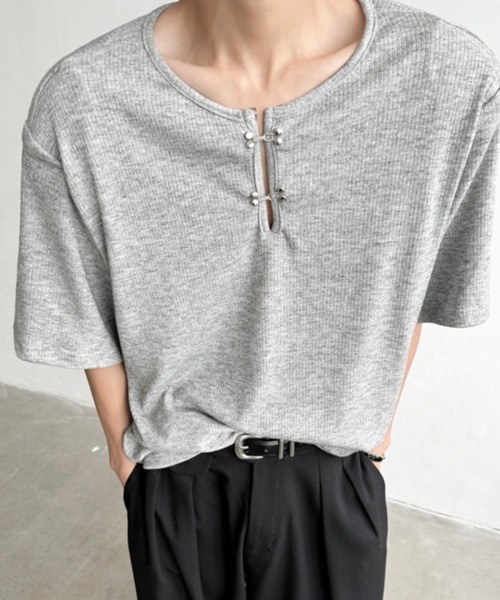 NOWLE(ノウル)の「【NOWLE】メタルホック キーネック リブ Tシャツ(Tシャツ/カットソー・メンズ・グレー/ブラック・MEDIUM/LARGE/X-LARGE)」の6枚目の写真