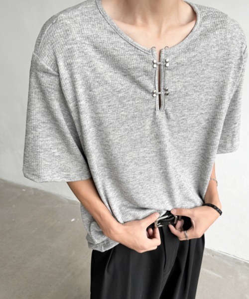 NOWLE(ノウル)の「【NOWLE】メタルホック キーネック リブ Tシャツ(Tシャツ/カットソー・メンズ・グレー/ブラック・MEDIUM/LARGE/X-LARGE)」の7枚目の写真