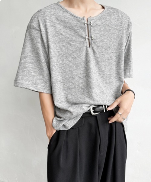 NOWLE(ノウル)の「【NOWLE】メタルホック キーネック リブ Tシャツ(Tシャツ/カットソー・メンズ・グレー/ブラック・MEDIUM/LARGE/X-LARGE)」の8枚目の写真