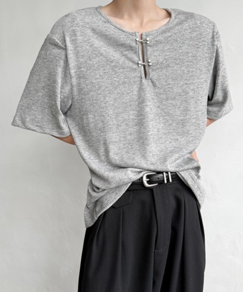 NOWLE(ノウル)の「【NOWLE】メタルホック キーネック リブ Tシャツ(Tシャツ/カットソー・メンズ・グレー/ブラック・MEDIUM/LARGE/X-LARGE)」の9枚目の写真