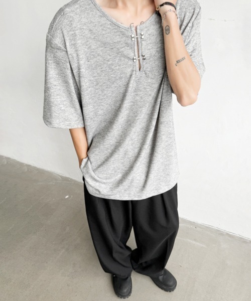 NOWLE(ノウル)の「【NOWLE】メタルホック キーネック リブ Tシャツ(Tシャツ/カットソー・メンズ・グレー/ブラック・MEDIUM/LARGE/X-LARGE)」の10枚目の写真