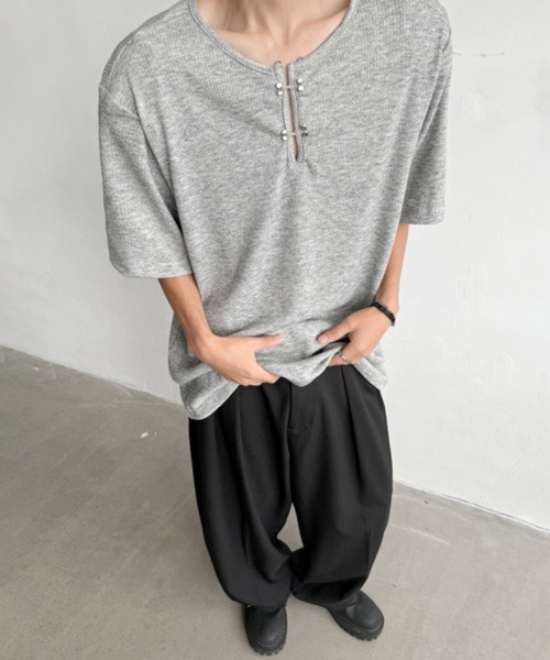 NOWLE(ノウル)の「【NOWLE】メタルホック キーネック リブ Tシャツ(Tシャツ/カットソー・メンズ・グレー/ブラック・MEDIUM/LARGE/X-LARGE)」の11枚目の写真