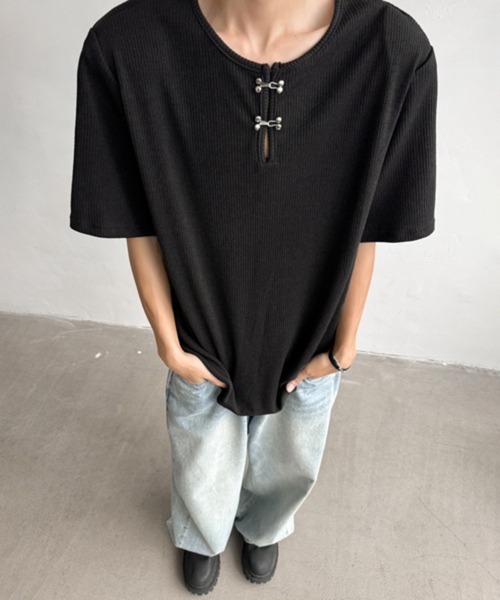 NOWLE(ノウル)の「【NOWLE】メタルホック キーネック リブ Tシャツ(Tシャツ/カットソー・メンズ・グレー/ブラック・MEDIUM/LARGE/X-LARGE)」の21枚目の写真
