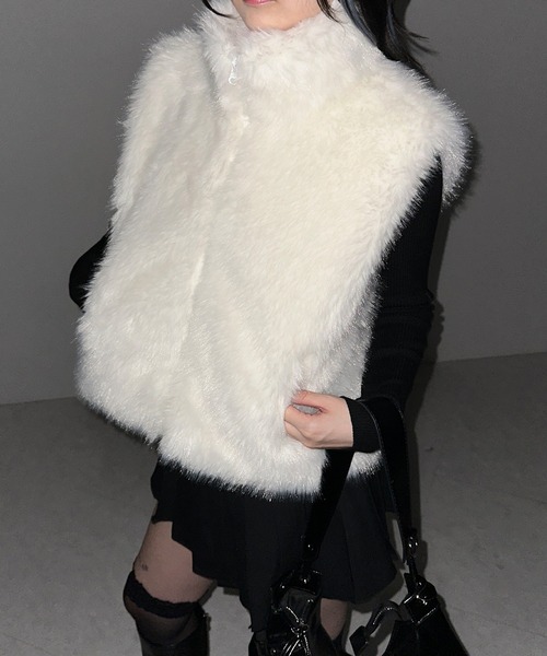 me+em select(ミームセレクト)の「【 ポケット付 】スタンドネックジップアップフェイクファーベスト / stand neck zipup fake fur vest(ベスト・レディース・ホワイト/ブラック・FREE)」の2枚目の写真