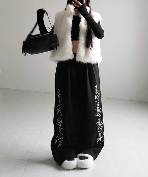 me+em select(ミームセレクト)の「【 ポケット付 】スタンドネックジップアップフェイクファーベスト / stand neck zipup fake fur vest(ベスト・レディース・ホワイト/ブラック・FREE)」の3枚目の写真