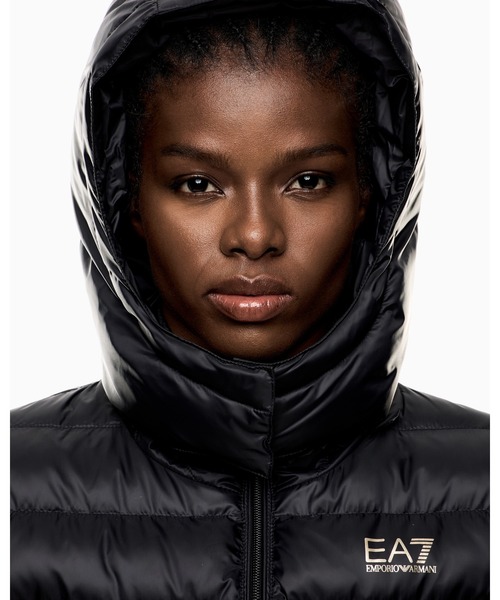EMPORIO ARMANI EA7(エンポリオアルマーニイーエーセブン)の「<オンライン限定>【エンポリオ アルマーニ EA7】フード付きキルティングジャケット パデッドナイロン(ダウンジャケット/コート・レディース・ベージュ/ブラック・X-SMALL/SMALL/MEDIUM/LARGE)」の4枚目の写真
