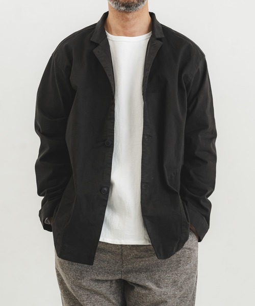 quadro（クオドロ）の「コンパクトチノストレッチテーラーシームポケジャケット（カバーオール・メンズ・チャコール/グレイッシュベージュ・LARGE/MEDIUM）」の2枚目の写真