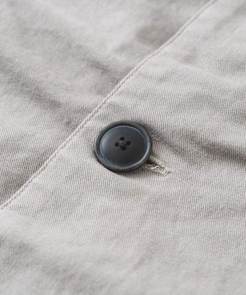 quadro（クオドロ）の「コンパクトチノストレッチテーラーシームポケジャケット（カバーオール・メンズ・チャコール/グレイッシュベージュ・LARGE/MEDIUM）」の9枚目の写真