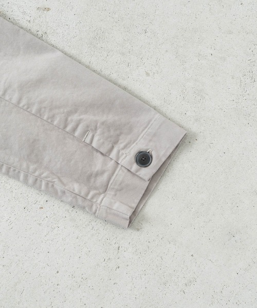 quadro（クオドロ）の「コンパクトチノストレッチテーラーシームポケジャケット（カバーオール・メンズ・チャコール/グレイッシュベージュ・LARGE/MEDIUM）」の15枚目の写真