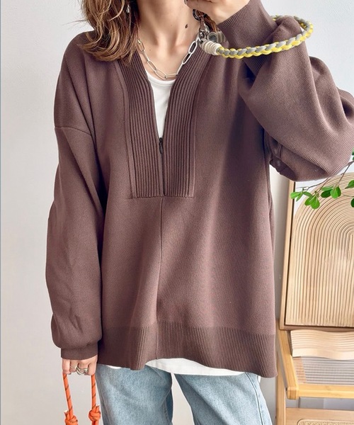 Emma Taylor(エマテイラー)の「フロント2wayニットVネックプルオーバー(Tシャツ/カットソー・レディース・ホワイト/グレー/サックスブルー/ブラウン/ブラック・FREE)」の4枚目の写真