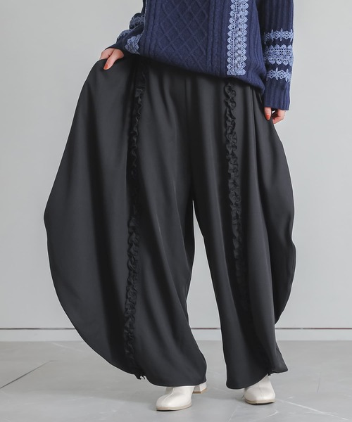 somari imagination（ソマリ イマジネーション）の「『フリルラインサーキュラーパンツ』（その他パンツ・レディース・ブラック/チャコール・2/1）」の5枚目の写真